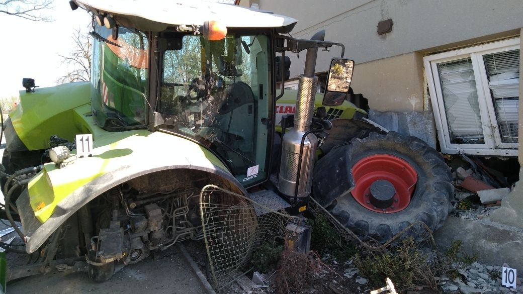 Traktor najel na Pardubicku do domu, zaklíněnou ženu museli vyprostit hasiči